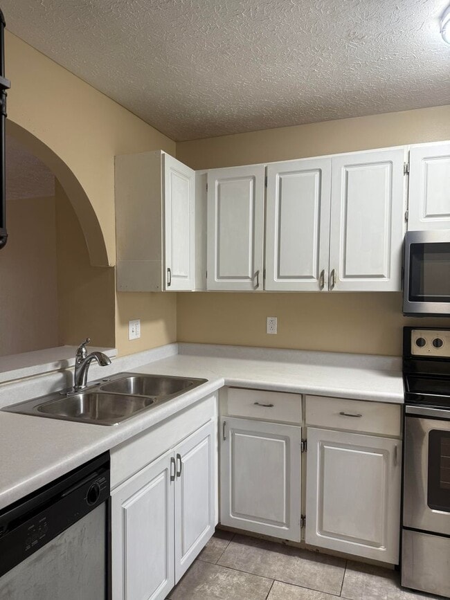 Photo - 3 Bedroom/2.5 bath Townhome Located on Bloomington's Southside - Available April 2026!