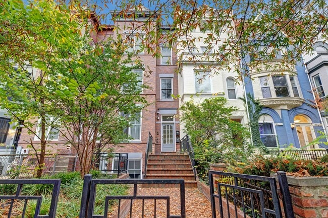 Building Photo - 1346 Kenyon St NW Unit C - Room 2