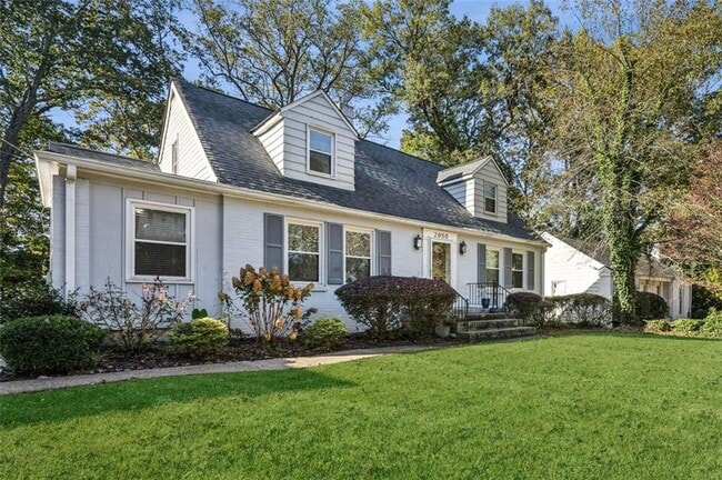 Photo - 2050 Mercer Ave