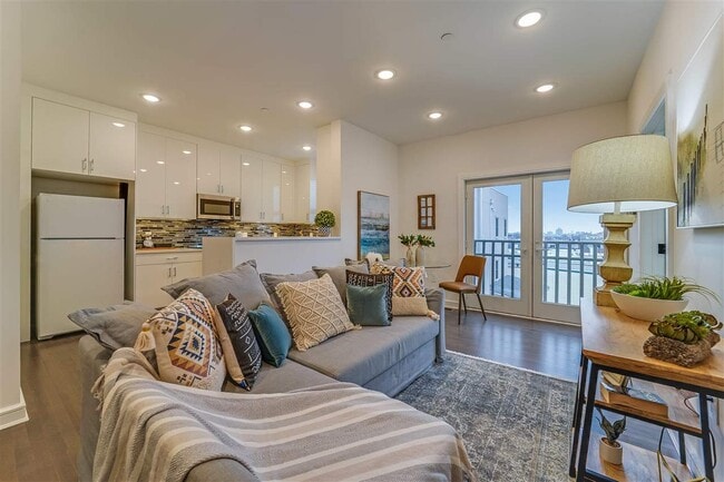 Building Photo - 972 Summit Ave Unit 408