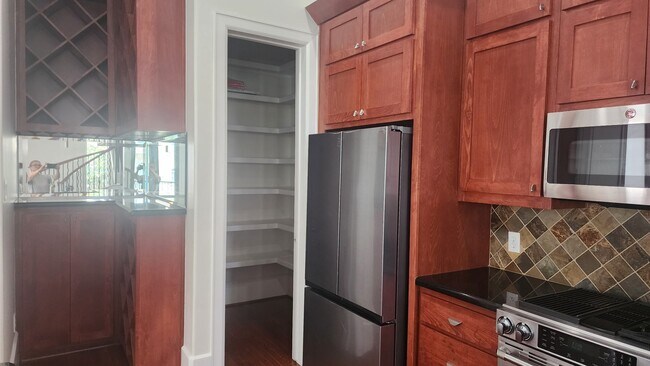Photo - 715 Reinicke St