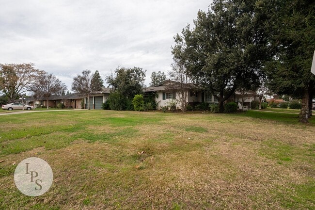 Photo - Fig Garden area Large Home, 4BR/3BA, Pool - Lots of Amenities!