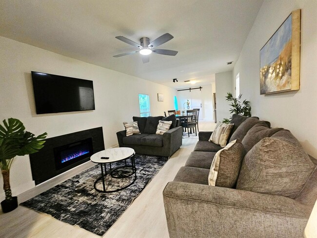 Photo - 719 Briggs St