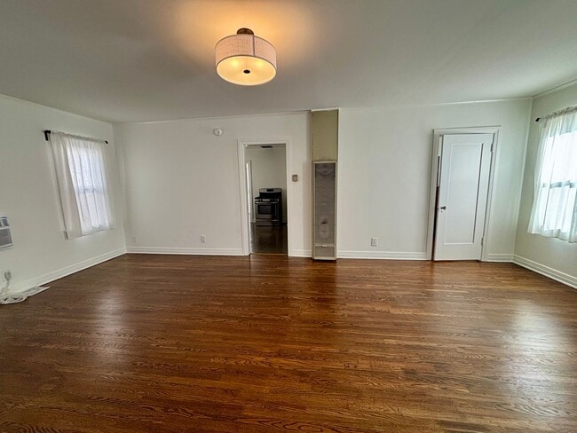 Photo - 2809-2821.5-28215 Rowena Ave Unit 2809