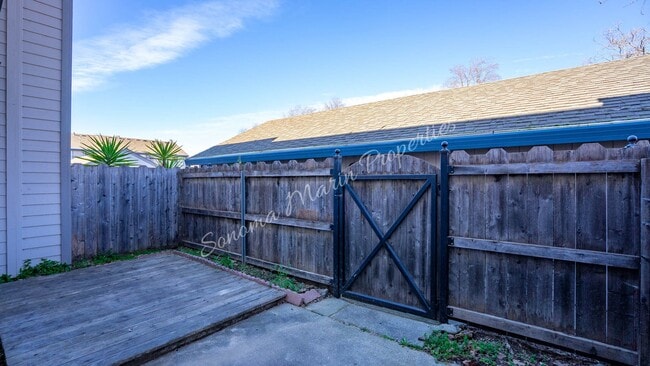 Photo - Lovely 3 Bedroom Townhouse ~ Water Included