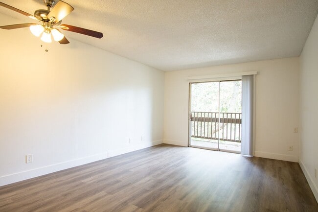 Photo - FREE RENT: Nicely Updated Top Floor Corner 2-Bdr Near OHSU w/Private Balcony! Unit 301