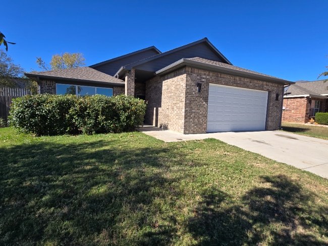 Building Photo - 1100 Primrose Dr