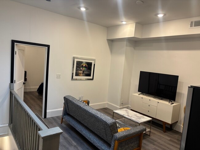 Building Photo - 2313 N Front St Unit 2