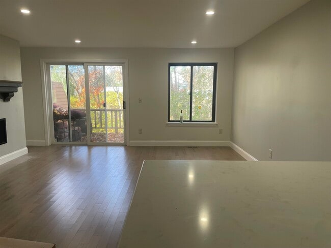 Photo - 64 Dunvegan Wds Dr