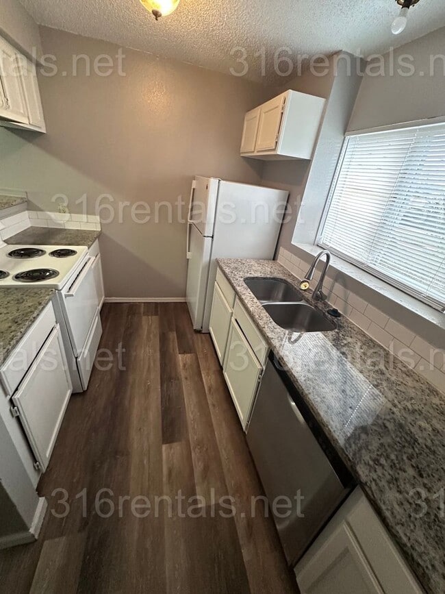 Photo - $895 - 2 bed 1.5 bath beautiful bi-level apartment Unit 403