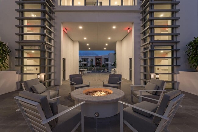 Photo - 111 SE 1st Ave Unidad 313