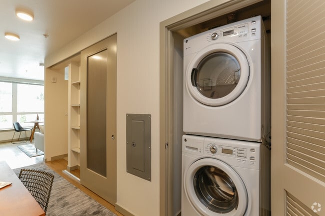 1BR, 1BA - 700 SF