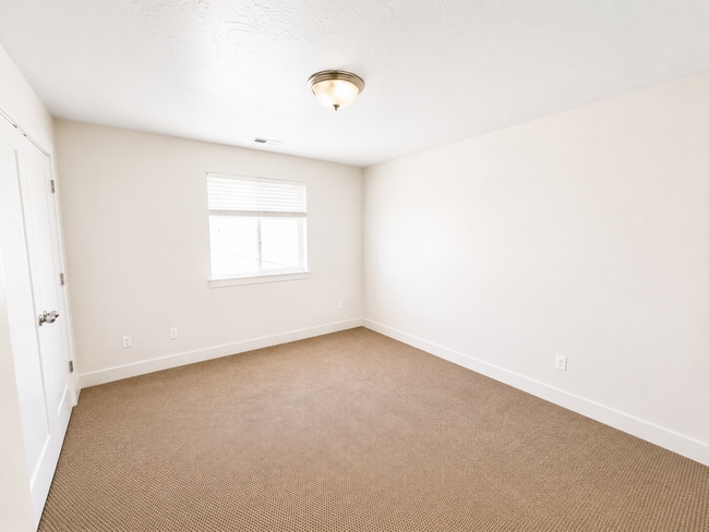 Photo - 44 W 470 N