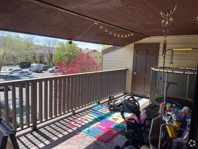 Building Photo - Two Bedroom Apartment with Washer/Dryer - ...