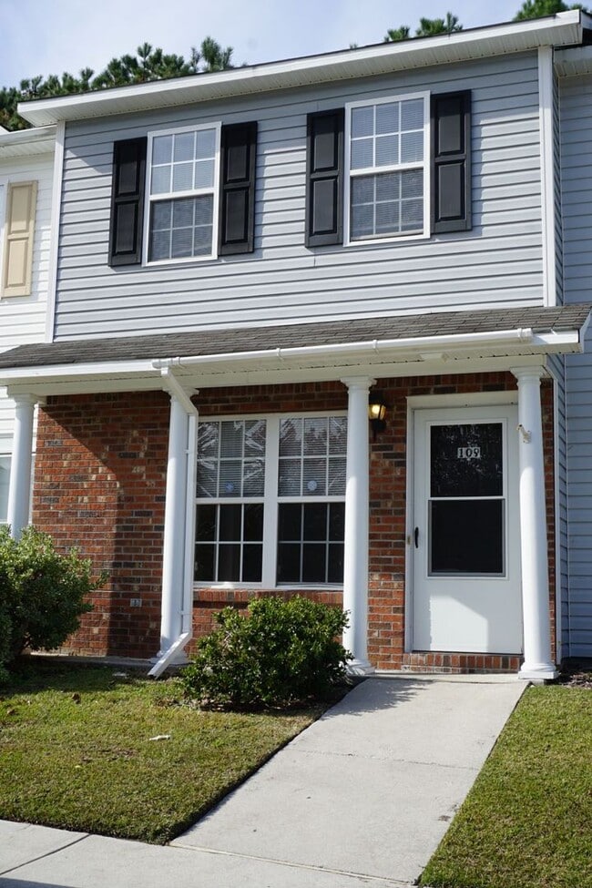 Building Photo - Two Bedroom Two and a Half Bathroom Townhouse located in Marsh Oaks Subdivision
