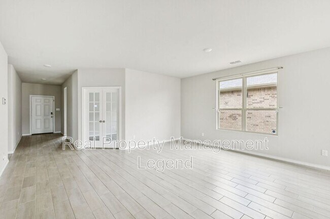 968 Ravenwood Ln
