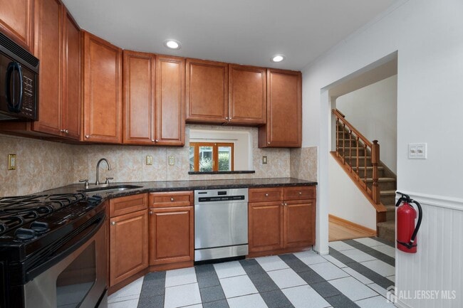 Photo - 357 Hadleigh Ln