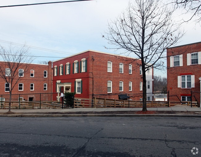 Building Photo - 3130 Buena Vista Ter SE