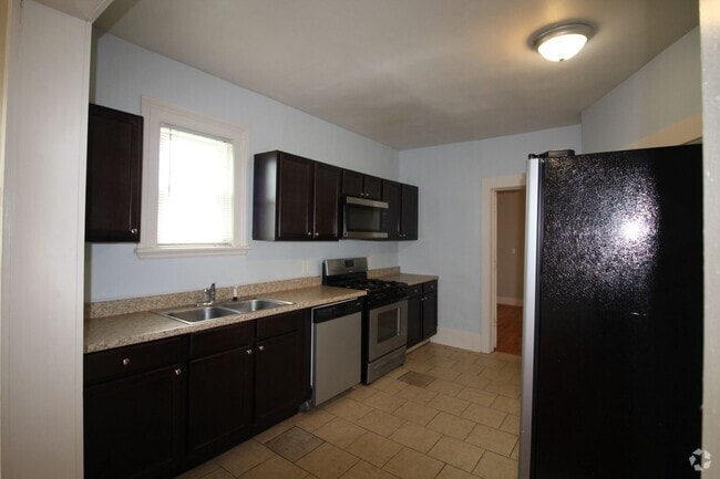 Building Photo - 4 Bedroom Home on West Side!
