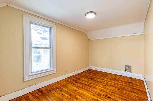 Photo - 447 Hawley St