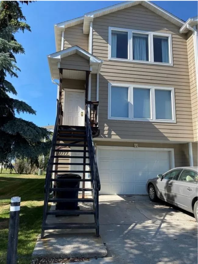 Building Photo - 4 Bedroom Townhome in Hawks Ridge