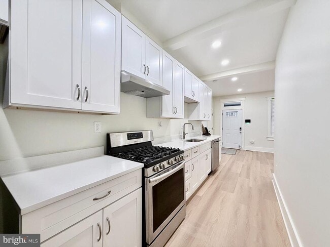 Photo - 610 Raleigh Pl SE