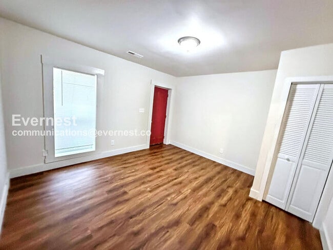 Photo - 207 9th Ave W