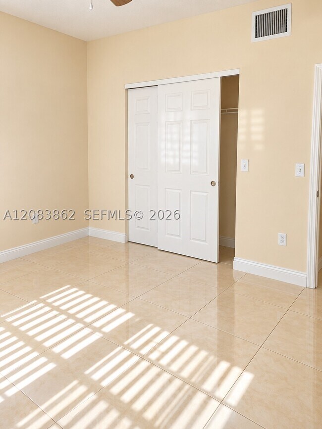 Building Photo - 2304 Belmont Ln Unit 2304
