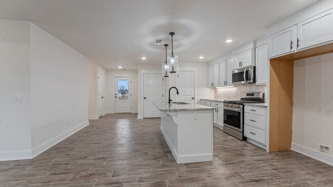 Photo - "Charming 3-Bedroom Retreat with Granite Finishes & Cozy Fireplace in Farmington!"
