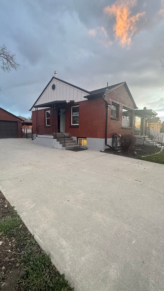 Photo - 1940 Spring Ln