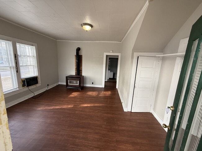 Photo - 301 N 7th St