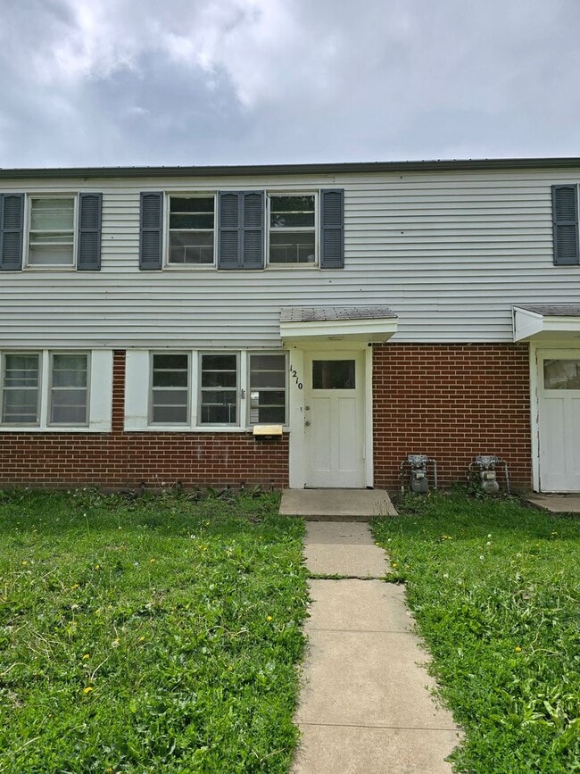 Building Photo - $900 - 2 Bed 1 Bath Town Home