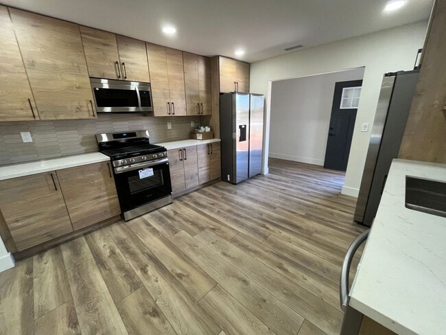 Remodeled in 2025!! Modern Big 7 Bedroom H... - Remodeled in 2025!! Modern Big 7 Bedroom H...