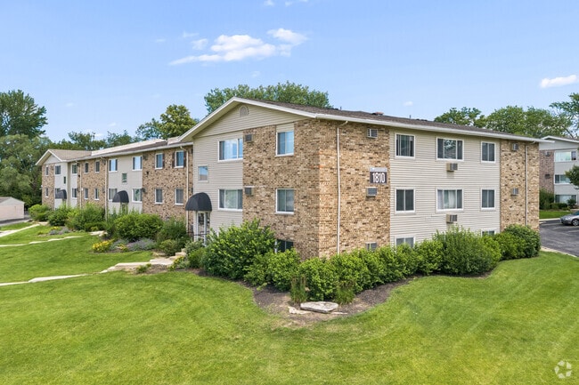 Building Photo - The Woodlands of Crest Hill