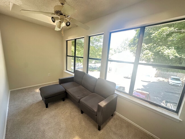 Room in Condo on Huntingdon Chase