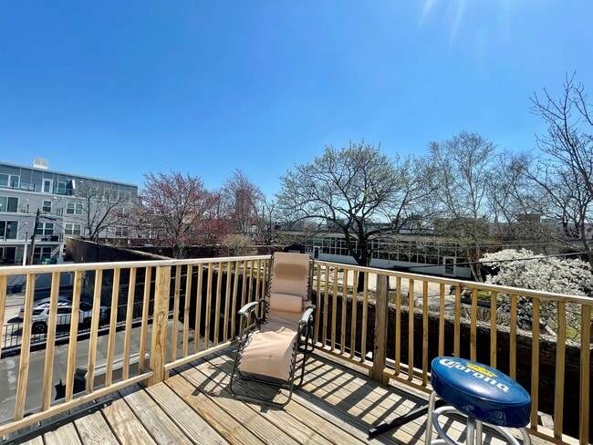 Photo - 527 E 3rd St