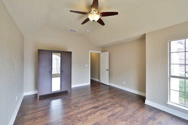 Photo - 2921 Normah St