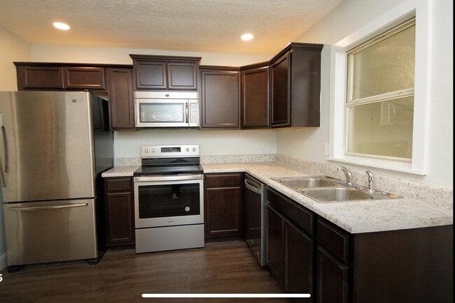 Photo - 114 Montrose Dr Unit A