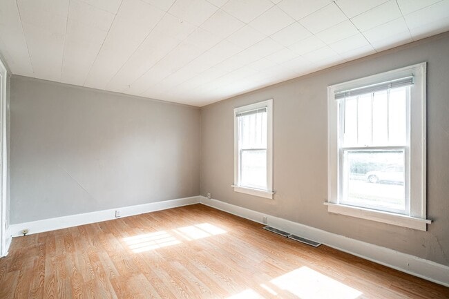 Walk to Lake Michigan from this Kenosha To... - Walk to Lake Michigan from this Kenosha To... House