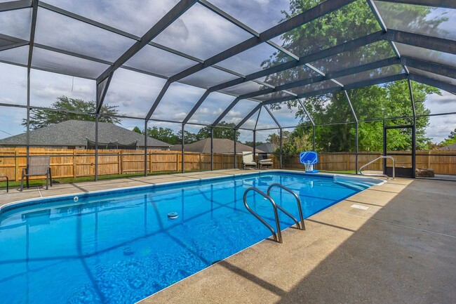 Building Photo - 4 Bedroom with a pool in Crestview!!!