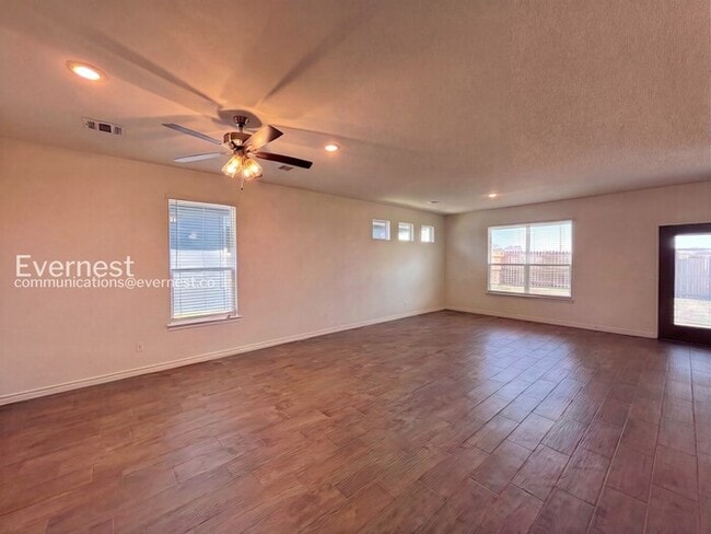 Photo - 2211 Hornbeam St