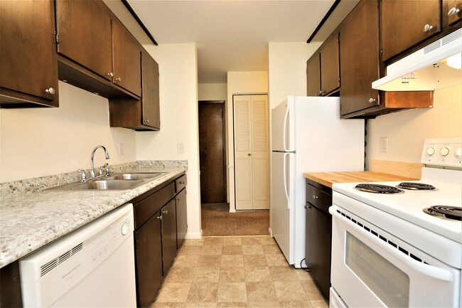 Kitchen - Woodland Apartments