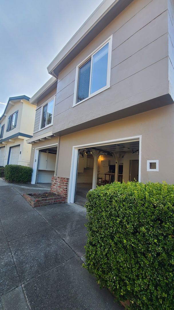 Photo - Double garage big single family house. Gustavo Lopez AMSI