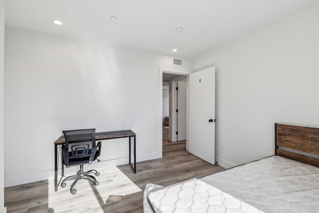 1377 W 36th Pl