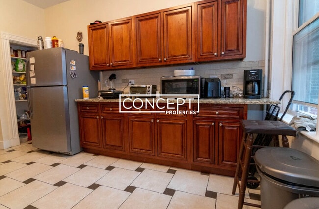 Building Photo - 18 Euston St Unit 1