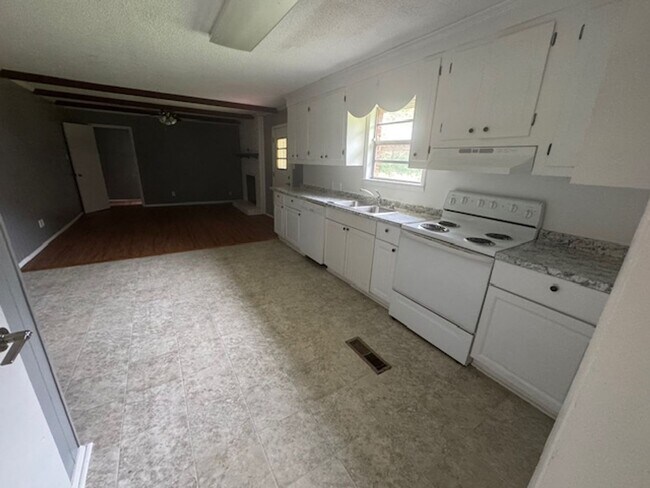 Photo - 2068 Whitesville Rd