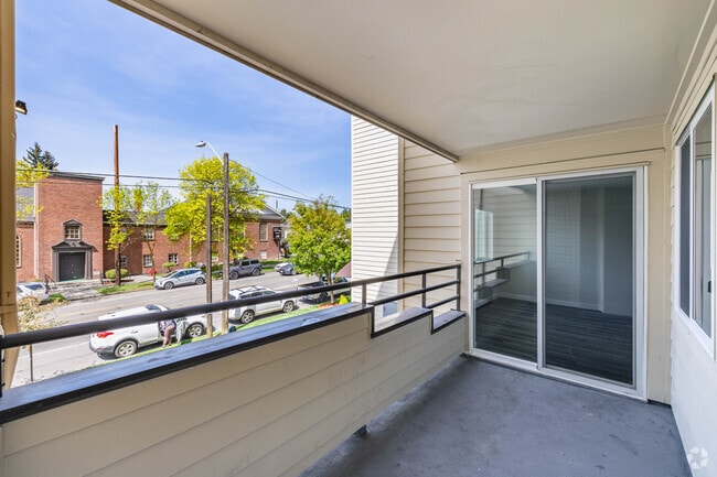 2BR, 1BA - 735SF - Patio/Balcony