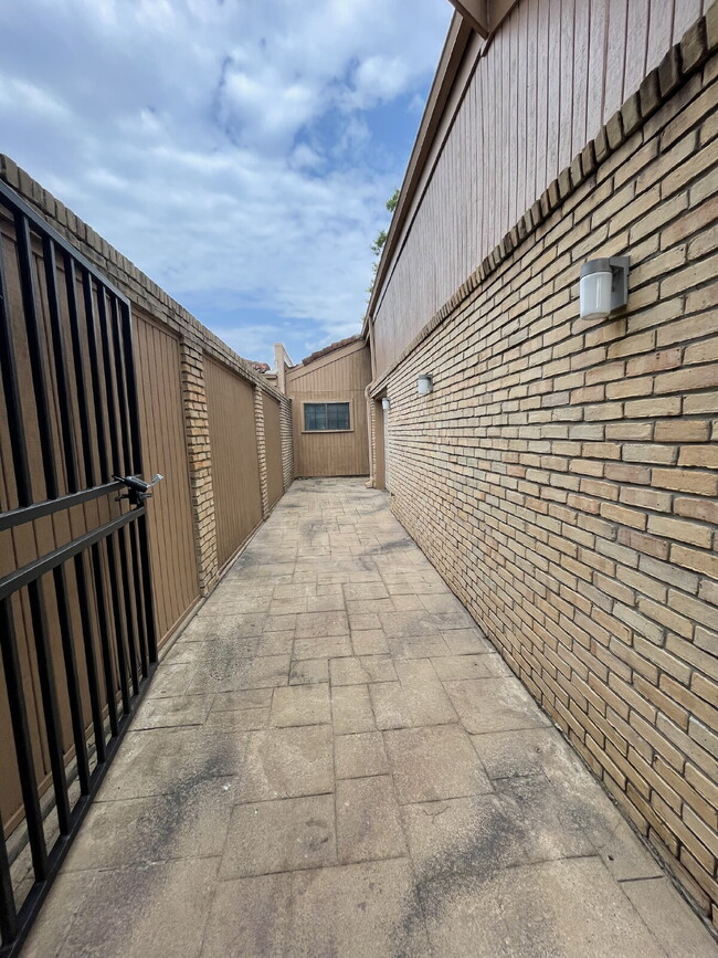 Building Photo - Live in the city of Panorama Village & enjoy all it has to offer: 27-hole golf course, 3 city par...