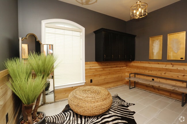 Vestuario - Pensacola Grand