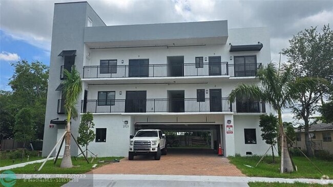 Building Photo - 3721 SW 12th Pl Unit 1 Rental